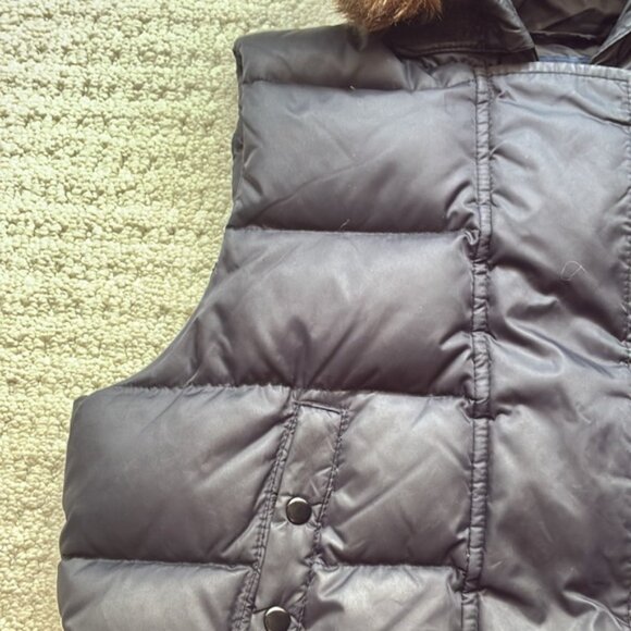 GAP Women’s Black Hooded Down Puffer Vest Faux Fur Trim Size Medium - Picture 2 of 12